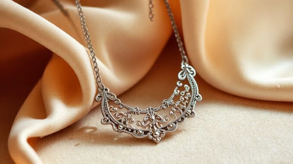 Les meilleurs colliers en argent pour rehausser votre look