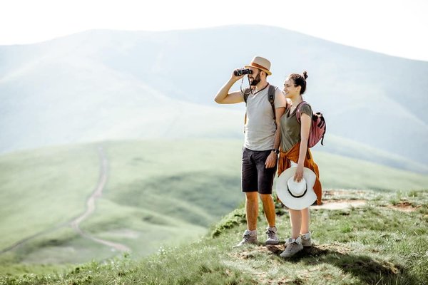 Quelle coupe de pantalon est conseillée pour les femmes ayant des hanches larges et une taille marquée?