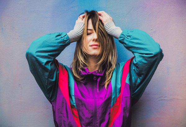 Comment marier des baskets designer avec une jupe crayon pour un look bureau tendance?