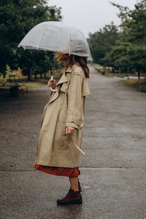 Quelles couleurs de parapluie sont recommandées pour compléter une tenue professionnelle?