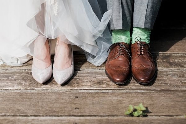 Comment choisir des chaussures plates élégantes pour un mariage champêtre?